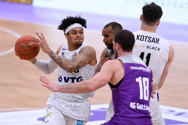 Caleb Homesley Hamburg Towers on the ball , Harper Kamp BG Goettingen R , Maik Kotsar Hamburg Towers M , Basketball, Bundesliga, BBL, BG Goettingen Hamburg Towers, 10 04 2022, BG Goettingen Hamburg Towers, Basketball, Bundesliga, GER, BBL, 10 04 2022 Goettingen Copyright: xEibner-Pressefotox-xRolandxSippelx