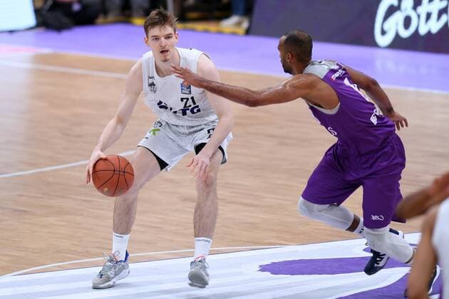 on the ballJustus Hollatz Hamburg Towers , Akeem Vargas BG Goettingen R , Basketball, Bundesliga, BBL, BG Goettingen Hamburg Towers, 10 04 2022, BG Goettingen Hamburg Towers, Basketball, Bundesliga, GER, BBL, 10 04 2022 Goettingen Copyright: xEibner-Pressefotox-xRolandxSippelx