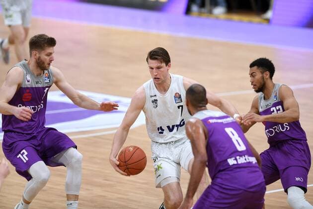 Lukas Meisner Hamburg Towers on the ball , Mathis Moenninghoff BG Goettingen L , Akeem Vargas BG Goettingen NR 8 , Stephen Brown Jr BG Goettingen R , basketball, Bundesliga, BBL, BG Goettingen Hamburg Towers, 10 04 2022, BG Goettingen Hamburg Towers, basketball, Bundesliga, GER, BBL, 10 04 2022 Goettingen Copyright: xEibner-Pressefotox-xRolandxSippelx