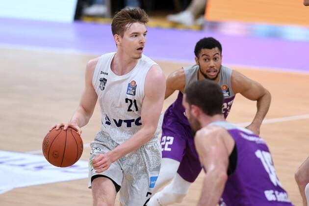 Justus Hollatz Hamburg Towers on the ball , Stephen Brown Jr BG Goettingen back , Philipp Hartwich BG Goettingen R , Basketball, Bundesliga, BBL, BG Goettingen Hamburg Towers, 10 04 2022, BG Goettingen Hamburg Towers, Basketball, Bundesliga, GER, BBL, 10 04 2022 Goettingen Copyright: xEibner-Pressefotox-xRolandxSippelx