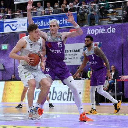 Maik Kotsar Hamburg Towers on the ball , Philipp Hartwich BG Goettingen R , Basketball, Bundesliga, BBL, BG Goettingen Hamburg Towers, 10 04 2022, BG Goettingen Hamburg Towers, Basketball, Bundesliga, GER, BBL, 10 04 2022 Goettingen Copyright: xEibner-Pressefotox-xRolandxSippelx