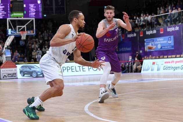 Jaylon Brown Hamburg Towers on the ball , Mathis Moenninghoff BG Goettingen R , Basketball, Bundesliga, BBL, BG Goettingen Hamburg Towers, 10 04 2022, BG Goettingen Hamburg Towers, Basketball, Bundesliga, GER, BBL, 10 04 2022 Goettingen Copyright: xEibner-Pressefotox-xRolandxSippelx