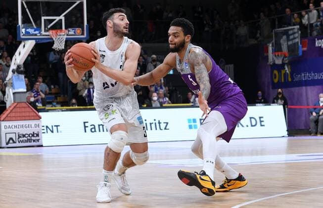 Maximilian DiLeo Hamburg Towers on the ball and Jeff Roberson BG Goettingen , Basketball, Bundesliga, BBL, BG Goettingen Hamburg Towers, 10 04 2022, BG Goettingen Hamburg Towers, Basketball, Bundesliga, GER, BBL, 10 04 2022 Goettingen Copyright: xEibner-Pressefotox-xRolandxSippelx