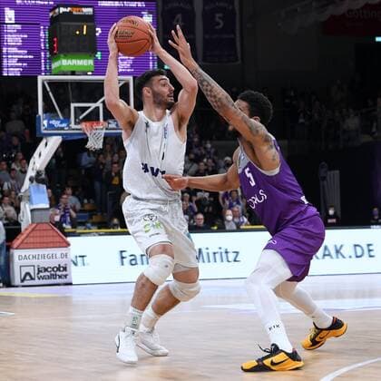 Maximilian DiLeo Hamburg Towers on the ball and Jeff Roberson BG Goettingen , Basketball, Bundesliga, BBL, BG Goettingen Hamburg Towers, 10 04 2022, BG Goettingen Hamburg Towers, Basketball, Bundesliga, GER, BBL, 10 04 2022 Goettingen Copyright: xEibner-Pressefotox-xRolandxSippelx