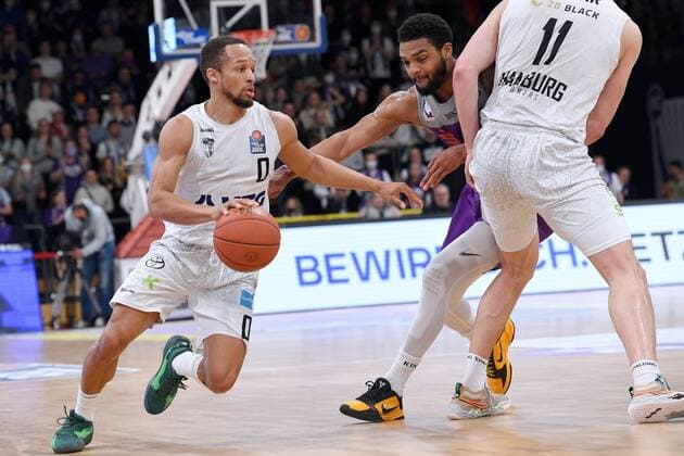 Jaylon Brown Hamburg Towers on the ball , Jeff Roberson BG Goettingen , Maik Kotsar Hamburg Towers NR 11 , Basketball, Bundesliga, BBL, BG Goettingen Hamburg Towers, 10 04 2022, BG Goettingen Hamburg Towers, Basketball, Bundesliga, GER, BBL, 10 04 2022 Goettingen Copyright: xEibner-Pressefotox-xRolandxSippelx