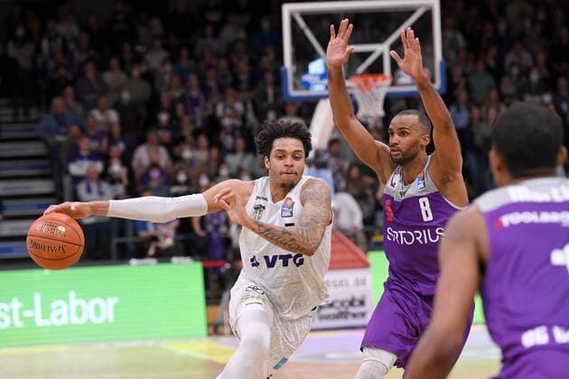 Caleb Homesley Hamburg Towers on the ball and Akeem Vargas BG Goettingen , Basketball, Bundesliga, BBL, BG Goettingen Hamburg Towers, 10 04 2022, BG Goettingen Hamburg Towers, Basketball, Bundesliga, GER, BBL, 10 04 2022 Goettingen Copyright: xEibner-Pressefotox-xRolandxSippelx