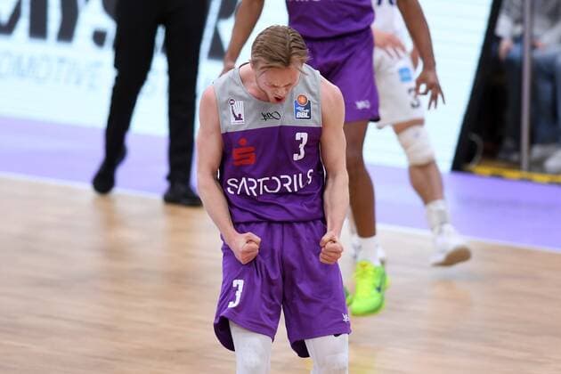 Cheers for Harald Frey BG Goettingen , Basketball, Bundesliga, BBL, BG Goettingen Hamburg Towers, 10 04 2022, BG Goettingen Hamburg Towers, Basketball, Bundesliga, GER, BBL, 10 04 2022 Goettingen Copyright: xEibner-Pressefotox-xRolandxSippelx