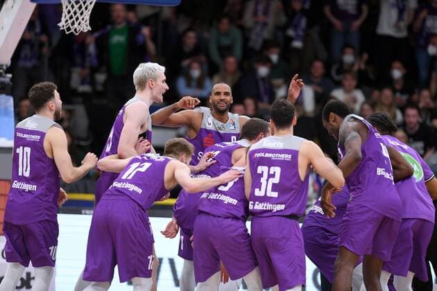 Cheers, joy after the victory Akeem Vargas BG Goettingen back , Basketball, Bundesliga, BBL, BG Goettingen Hamburg Towers, 10 04 2022, BG Goettingen Hamburg Towers, Basketball, Bundesliga, GER, BBL, 10 04 2022 Goettingen Copyright: xEibner-Pressefotox-xRolandxSippelx