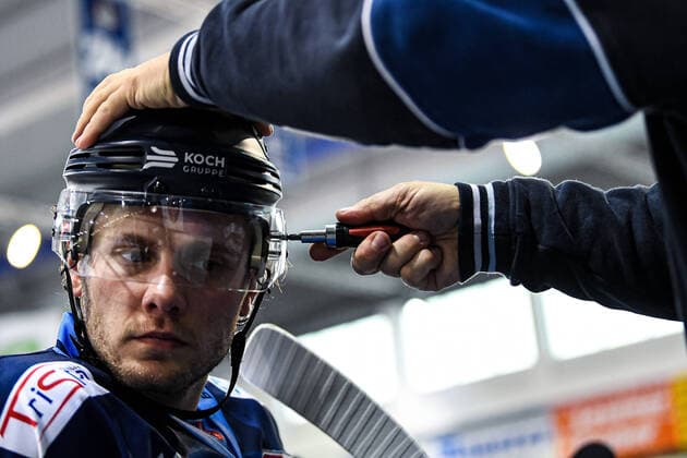 Bilder des Jahres 2022, Sport 04 April Sport Themen der Woche KW14 Sport Bilder des Tages Eishockey, Herren, DEL, Saison 2021-2022, Playoff, Viertelfinale, Spiel 1, Straubing Tigers - Adler Mannheim, 10.04.2022 bei Parker Tuomie (6-Straubing Tigers) wird noch die Visierschraube nachgezogen Straubing Eisstadion am Pulverturm Bayern Deutschland *** Ice hockey, men, DEL, season 2021 2022, playoff, quarterfinals, game 1, Straubing Tigers Adler Mannheim, 10 04 2022 at Parker Tuomie 6 Straubing Tigers is still tightened the visor screw Straubing Eisstadion am Pulverturm Bayern Germany