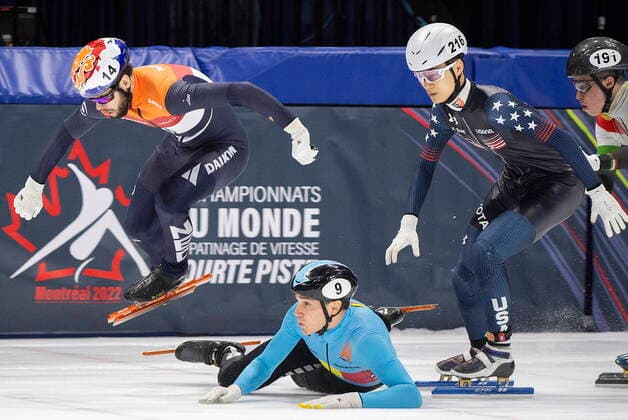 Bilder des Jahres 2022, Sport 04 April Sport Themen der Woche KW14 Sport Bilder des Tages Short Track, WM in Montreal April 10, 2022, Montreal, PQ, Canada: Sjinkie Knegt of the Netherlands (14) leaps over Stijn Desmet of Belgium (9) during the 1000-metre quarter-final at the ISU World Short Track Speed skating, Eisschnelllauf Championships in Montreal, Sunday April 10, 2022. Sjinkie Knegt, Stijn Desmet,  - ZUMAc35_ 20220410_zaf_c35_025 Copyright: xGrahamxHughesx
