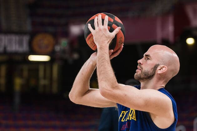 April 10, 2022, Barcelona, Barcelona, Spain: Nick Calathes of FC Barcelona, Barca warms up during the ACB Liga Endesa match between FC Barcelona and Real Madrid at Palau Blaugrana on April 10, 2022 in Barcelona, Spain. Barcelona Spain - ZUMAa181 20220410_zaa_a181_052 Copyright: xJavierxBorregox