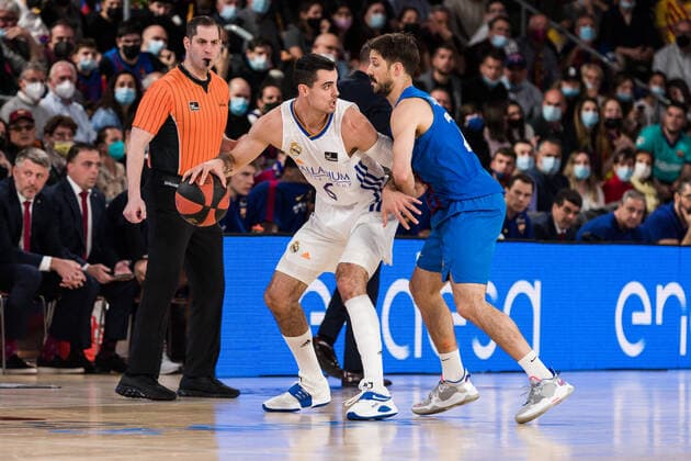 April 10, 2022, Barcelona, Barcelona, Spain: Alberto Abalde of Real Madrid in action against Nico Laprovittola of FC Barcelona, Barca during the ACB Liga Endesa match between FC Barcelona and Real Madrid at Palau Blaugrana on April 10, 2022 in Barcelona, Spain. Barcelona Spain - ZUMAa181 20220410_zaa_a181_055 Copyright: xJavierxBorregox