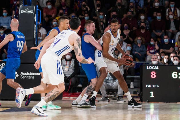 April 10, 2022, Barcelona, Barcelona, Spain: Edy Tavares of Real Madrid in action against Rolands Smits of FC Barcelona, Barca during the ACB Liga Endesa match between FC Barcelona and Real Madrid at Palau Blaugrana on April 10, 2022 in Barcelona, Spain. Barcelona Spain - ZUMAa181 20220410_zaa_a181_064 Copyright: xJavierxBorregox