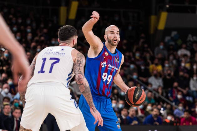 April 10, 2022, Barcelona, Barcelona, Spain: Nick Calathes of FC Barcelona, Barca in action during the ACB Liga Endesa match between FC Barcelona and Real Madrid at Palau Blaugrana on April 10, 2022 in Barcelona, Spain. Barcelona Spain - ZUMAa181 20220410_zaa_a181_088 Copyright: xJavierxBorregox