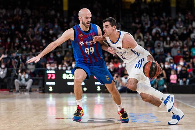April 10, 2022, Barcelona, Barcelona, Spain: Alberto Abalde of Real Madrid in action against Nick Calathes of FC Barcelona, Barca during the ACB Liga Endesa match between FC Barcelona and Real Madrid at Palau Blaugrana on April 10, 2022 in Barcelona, Spain. Barcelona Spain - ZUMAa181 20220410_zaa_a181_110 Copyright: xJavierxBorregox