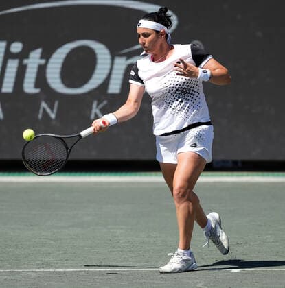 April 10, 2022: Ons Jabeur (TUN) loses to Belinda Bencic (SUI), 6-1, 5-7, 6-4 at the CreditOne Charleston Open being played at Family Circle Tennis Center in Charleston, South Carolina, {USA} Tennisclix CSM Charleston USA - ZUMAc04_ 20220410_zaf_c04_106 Copyright: xLesliexBillmanx