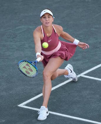 April 10, 2022: Belinda Bencic (SUI) defeated Ons Jabeur (TUN) 6-1, 5-7, 6-4, at the CreditOne Charleston Open being played at Family Circle Tennis Center in Charleston, South Carolina USA Tennisclix CSM Charleston USA - ZUMAc04_ 20220410_zaf_c04_111 Copyright: xLesliexBillmanx