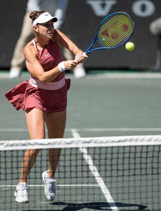 April 10, 2022: Belinda Bencic (SUI) defeated Ons Jabeur (TUN) 6-1, 5-7, 6-4, at the CreditOne Charleston Open being played at Family Circle Tennis Center in Charleston, South Carolina USA Tennisclix CSM Charleston USA - ZUMAc04_ 20220410_zaf_c04_112 Copyright: xLesliexBillmanx