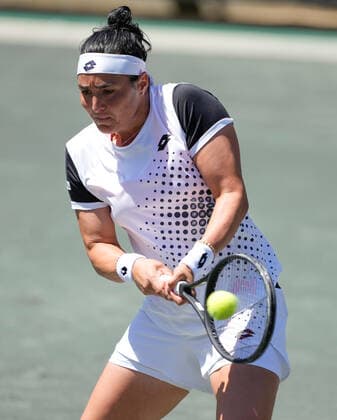 April 10, 2022: Ons Jabeur (TUN) loses to Belinda Bencic (SUI), 6-1, 5-7, 6-4 at the CreditOne Charleston Open being played at Family Circle Tennis Center in Charleston, South Carolina, {USA} Tennisclix CSM Charleston USA - ZUMAc04_ 20220410_zaf_c04_118 Copyright: xLesliexBillmanx