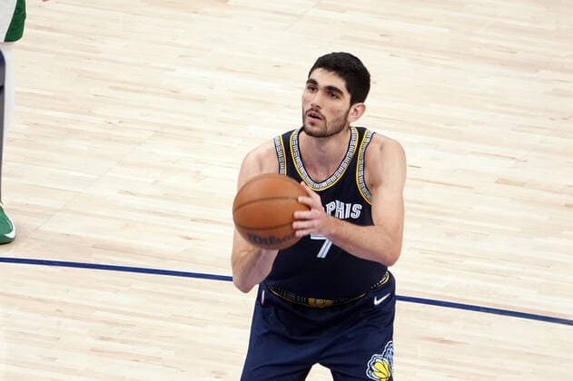 Memphis Grizzlies Santi Aldama (7) shoots a basket against the Boston Celtics, during a NBA, Basketball Herren, USA game at FedEx Forum in Memphis, Tennessee, US, 10 April 2022. Celtics at Memphis Grizzlies Basketball !ACHTUNG: NUR REDAKTIONELLE NUTZUNG!  Copyright: xKARENxPULFERxFOCHTx AME459 20220411-a02258272efd8e1824156ff4daa7268fbc7898e7