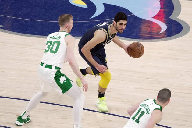 Memphis Grizzlies Santi Aldama (7) takes the ball down court as Boston Celtics Sam Hauser (30) defends, during a NBA, Basketball Herren, USA game at the FedEx Forum in Memphis, Tennessee, US, 10 April 2022. Celtics at Memphis Grizzlies !ACHTUNG: NUR REDAKTIONELLE NUTZUNG!  Copyright: xKARENxPULFERxFOCHTx AME460 20220411-c3eef18b56eb361070225b0e9876d493312b74db