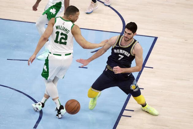 Memphis Grizzlies Santi Aldama (7) scrambles for a loose ball with Boston Celtics Grant Williams (12), during a NBA, Basketball Herren, USA game at the FedEx Forum in Memphis, Tennessee, US, 10 April 2022. Celtics at Memphis Grizzlies !ACHTUNG: NUR REDAKTIONELLE NUTZUNG!  Copyright: xKARENxPULFERxFOCHTx AME462 20220411-ea09cd1a89b494721c2132b13d37a2b34c47927f