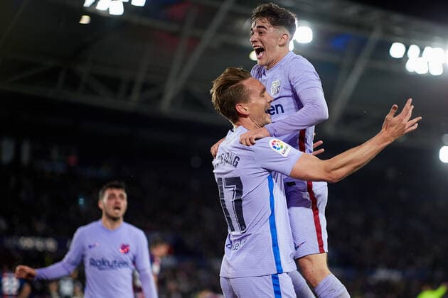 Sport Themen der Woche KW14 Sport Bilder des Tages Levante UD v FC Barcelona, Barca - La Liga Santander Luuk de Jong (L) of FC Barcelona celebrates his side s third goal with his teammate Gavi during the La Liga Santander match between Levante UD and FC Barcelona at Ciutat de Valencia stadium, April 10, 2022, Valencia, Spain. Valencia Spain  Copyright: xDavidxAliagax originalFilename:aliaga-levanteu220410_npdGh.jpg