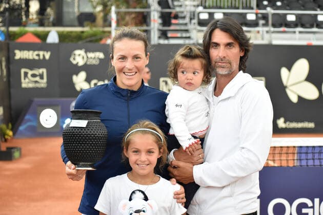 April 10, 2022, Bogota, Cundinamarca, Colombia: Tatjana Maria from Germany poses for a photo withe her family after winning the final match against Brazilian Laura Pigossi at the Copa Colsanitas of the WTA, Tennis Damen Tournament in Bogota, Colombia, April 10, 2022. : Long Visual Press Bogota Colombia - ZUMAvp1_ 0155272488st Copyright: xCristianxBayonax