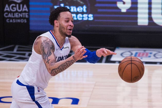 April 10, 2022, Los Angeles, California, USA: Amir Coffey 7 of the Los Angeles Clippers passes the ball during their NBA, Basketball Herren, USA game against the Oklahoma Thunder on Sunday April 10, 2022 at Crypto.com Arena in Los Angeles, California. Clippers defeat Thunder, 138-88. ARIANA RUIZ PI Los Angeles USA - ZUMAp124 20220410_zaa_p124_034 Copyright: xArianaxRuizx