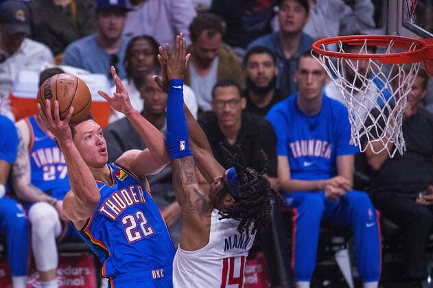 Sport Themen der Woche KW14 Sport Bilder des Tages April 10, 2022, Los Angeles, California, USA: Isaiah Roby 22 of the Oklahoma Thunder shoots the ball as Terance Mann 14 of the Los Angeles Clippers jumps to block during their NBA, Basketball Herren, USA game on Sunday April 10, 2022 at Crypto.com Arena in Los Angeles, California. Clippers defeat Thunder, 138-88. ARIANA RUIZ PI Los Angeles USA - ZUMAp124 20220410_zaa_p124_053 Copyright: xArianaxRuizx