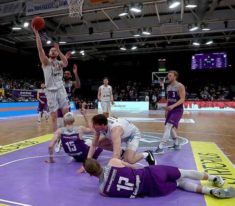 GSD zje123 Basketball Bundesliga Men BG Göttingen Hamburg Towers Hamburgs Robin Christen on the ball against Göttingens Philipp Hartwich