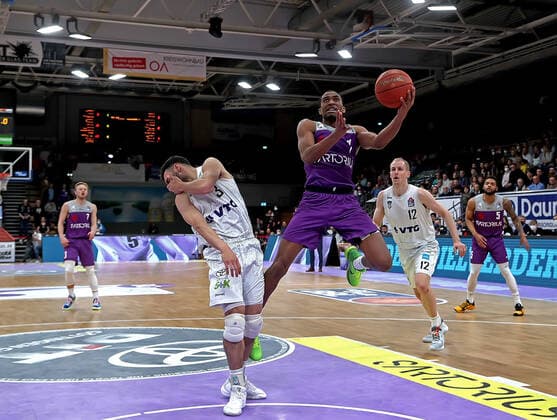 GSD zje123 Basketball Bundesliga Men BG Göttingen Hamburg Towers Göttingens Jeremiah Martin on the ball against Hamburgs Maximilian Dileo