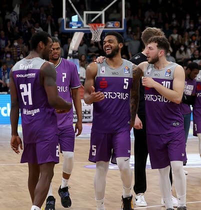 GSD zje123 Basketball Bundesliga Men BG Göttingen Hamburg Towers Göttingens Cheers Right Jeff Roberson No5