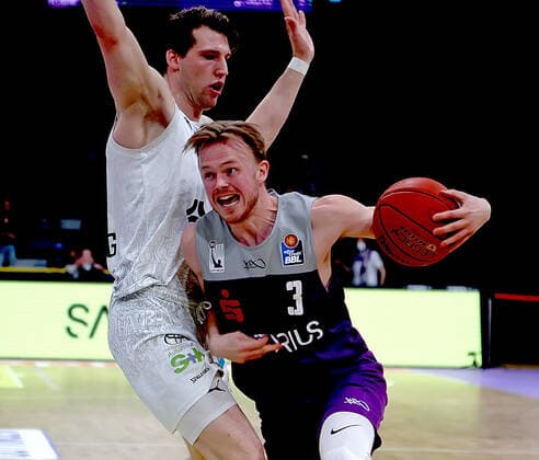 GSD zje123 Basketball Bundesliga Men BG Göttingen Hamburg Towers Göttingens Harald Frey on the ball against Hamburgs Lukas Meisner