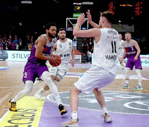 GSD zje123 Basketball Bundesliga Men BG Göttingen Hamburg Towers Göttingens Jeff Roberson on the ball against Hamburgs Maik Kostar