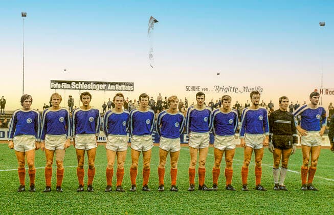Aus Reg.-Liga Nord 1971 72 VfL Wolfsburg - Holstein Kiel 2:1 am 10.10.1971 im VfL Stadion. Im Foto die Holstein Mannschaft vor 50 Jahren - passt ev. in diese Zeit. V.li.: Saborrosch, Koch, Kanieß, Krüger, Medler, Mißfeld, Christiansen, Schulz, Gräf, TW Paulik und Kpt. Hoffmann *** From Reg Liga Nord 1971 72 VfL Wolfsburg Holstein Kiel 2 1 on 10 10 1971 in the VfL stadium In the photo the Holstein team 50 years ago fits ev in this time V li Saborrosch, Koch, Kanieß, Krüger, Medler, Mißfeld, Christiansen, Schulz, Gräf, TW Paulik and Kpt Hoffmann