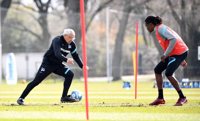Bilder des Jahres 2022, Sport 04 April Sport Themen der Woche KW15 Sport Bilder des Tages Fussball, Herren, Saison 2021 2022, 1. Bundesliga, Hertha BSC, Training, v.l. Trainer Felix Magath (Hertha BSC), Dedryck Boyata (Hertha BSC), 11.04. 2022, *** Football, men, season 2021 2022, 1 Bundesliga, Hertha BSC, training, v l coach Felix Magath Hertha BSC , Dedryck Boyata Hertha BSC , 11 04 2022, Copyright: xSebastianxRäppold MatthiasxKochx