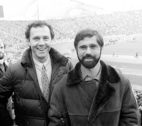 FC Bayern München - Hamburger SV 3:4 24.04.1982 Franz Beckenbauer (HSV) und Gerd Müller in Zivil auf der Tribüne lachen. Nur fuer journalistische Zwecke! Only for editorial use! *** FC Bayern München Hamburger SV 3 4 24 04 1982 Franz Beckenbauer HSV and Gerd Müller in civilian clothes laughing in the stands For journalistic purposes only Only for editorial use HM