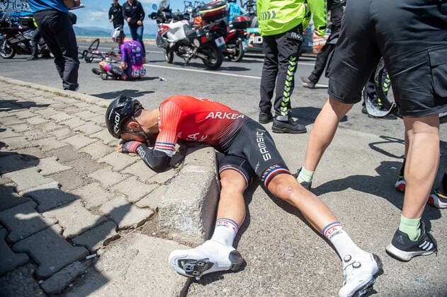 Bilder des Jahres 2022, Sport 04 April Sport Themen der Woche KW15 Sport Bilder des Tages Schwerer Sturz mit Nacer Bouhanni (FRA - ARKEA-Samsic) auf der 2.Etappe der Tuerkei Rundfahrt 2022 - Aktion Action Rennszene race scene Querformat - quer - horizontal Event Veranstaltung: 57. Presidential Cycling Tour of Turkiye - 2.Etappe Stage 2: Selcuk nach to Alacati 158.4 km - Ort Place Location: Alacai Land Country: World Welt Asien Asia Türkei Turkey - Region Provinz Konya Datum Date: 11.04.2022 *** Serious crash with Nacer Bouhanni FRA ARKEA Samsic on the 2 stage of the Tour of Turkiye 2022 action action racing scene race scene landscape horizontal event event 57 Presidential Cycling Tour of Turkiye 2 stage Stage 2 Selcuk to to Alacati 158 4 km place location Alacai country country country world Asia Asia Turkey Turkey region province Konya date date 11 04 2022 Stiehl Photography