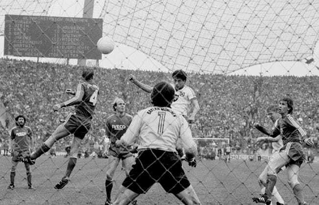 FC Bayern München Hamburger SV 3 4 24 04 1982 Goal 1 1 equalizer by William Jimmy Hartwig HSV goalkeeper Walter Junghans FCB powerless Only for journalistic use Only for editorial use HM
