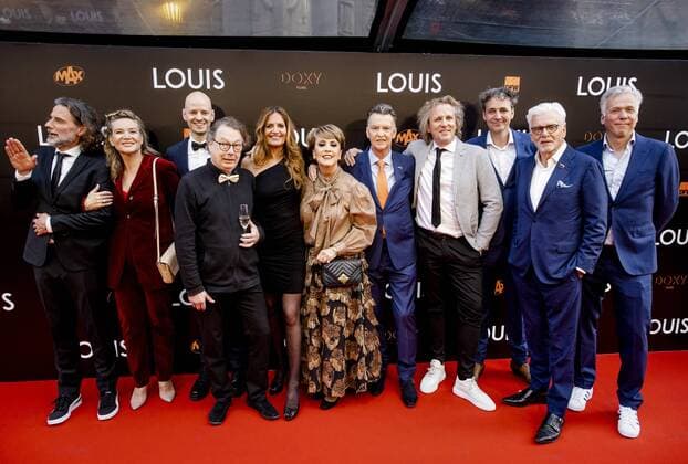 Bilder des Jahres 2022, Sport 04 April Sport Themen der Woche KW15 AMSTERDAM - Louis van Gaal, Truus van Gaal, Geertjan Lassche, Jan Slagter and Harmen Jalvingh on the red carpet prior to the premiere of LOUIS. The documentary is about the life of national coach Louis van Gaal. ANP KIPPA KOEN VAN WEEL xVIxANPxSportx xxANPxIVx *** AMSTERDAM Louis van Gaal, Truus van Gaal, Geertjan Lassche, Jan Slagter and Harmen Jalvingh on the red carpet prior to the premiere of LOUIS The documentary is about the life of national coach Louis van Gaal ANP KIPPA KOEN VAN WEEL xVIxANPxSportx xxANPxIVx 446968222 originalFilename: 446968222.jpg