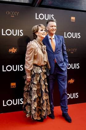 AMSTERDAM Louis van Gaal and his wife Truus van Gaal on the red carpet prior to the premiere of LOUIS The documentary is about the life of national coach Louis van Gaal ANP KIPPA KOEN VAN WEEL xVIxANPxSportx xxANPxIVx 446968549 originalFilename: 446968549.jpg