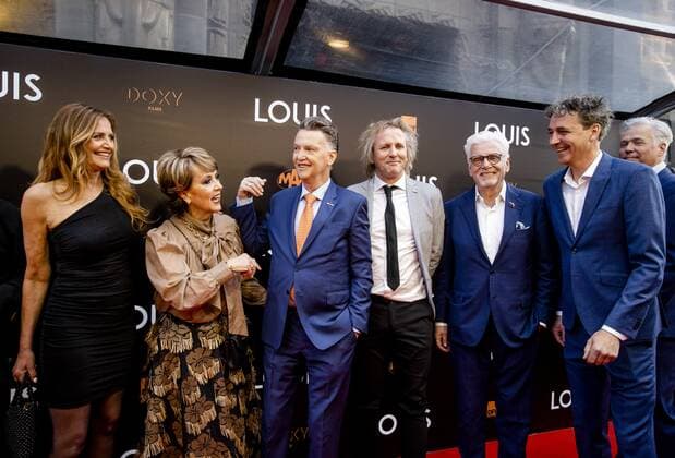 AMSTERDAM Mariska van der Klis, Truus van Gaal, Louis van Gaal, Geertjan Lassche, Jan Slagter and Harmen Jalvingh on the red carpet prior to the premiere of LOUIS The documentary is about the life of national coach Louis van Gaal ANP KIPPA KOEN VAN WEEL xVIxANPxSportx xxANPxIVx 446968763 originalFilename: 446968763.jpg