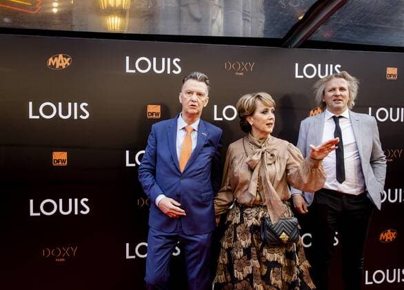 AMSTERDAM Louis van Gaal, his wife Truus van Gaal and Geertjan Lassche left to right on the red carpet prior to the premiere of LOUIS The documentary is about the life of national coach Louis van Gaal ANP KIPPA KOEN VAN WEEL xVIxANPxSportx xxANPxIVx 446968915 originalFilename: 446968915.jpg
