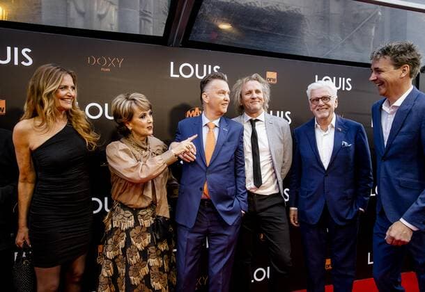 AMSTERDAM Mariska van der Klis, Truus van Gaal, Louis van Gaal, Geertjan Lassche and Jan Slagter on the red carpet prior to the premiere of LOUIS The documentary is about the life of national coach Louis van Gaal ANP KIPPA KOEN VAN WEEL xVIxANPxSportx xxANPxIVx 446968990 originalFilename: 446968990.jpg