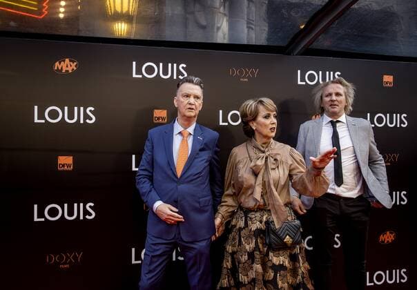 AMSTERDAM Louis van Gaal, his wife Truus van Gaal and Geertjan Lassche left to right on the red carpet prior to the premiere of LOUIS The documentary is about the life of national coach Louis van Gaal ANP KIPPA KOEN VAN WEEL xVIxANPxSportx xxANPxIVx 446971024 originalFilename: 446971024.jpg