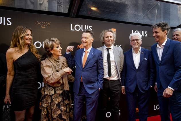 AMSTERDAM Mariska van der Klis, Truus van Gaal, Louis van Gaal, Geertjan Lassche and Jan Slagter on the red carpet prior to the premiere of LOUIS The documentary is about the life of national coach Louis van Gaal ANP KIPPA KOEN VAN WEEL xVIxANPxSportx xxANPxIVx 446971036 originalFilename: 446971036.jpg