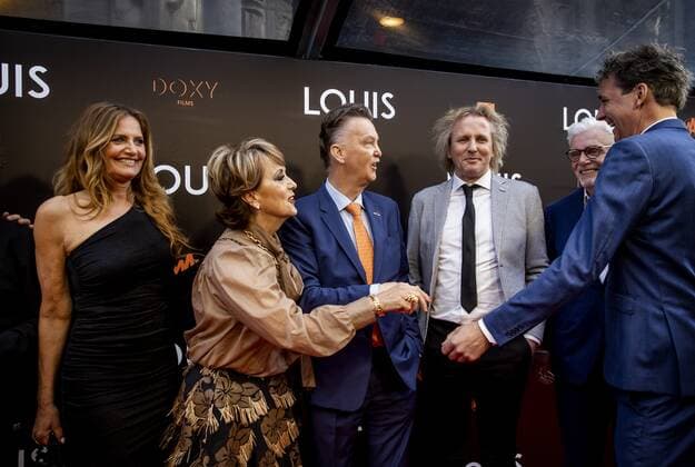 AMSTERDAM Mariska van der Klis, Truus van Gaal, Louis van Gaal, Geertjan Lassche and Jan Slagter on the red carpet prior to the premiere of LOUIS The documentary is about the life of national coach Louis van Gaal ANP KIPPA KOEN VAN WEEL xVIxANPxSportx xxANPxIVx 446971052 originalFilename: 446971052.jpg