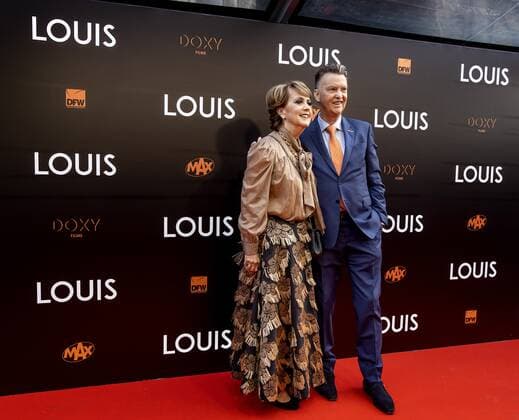AMSTERDAM Louis van Gaal and his wife Truus van Gaal on the red carpet prior to the premiere of LOUIS The documentary is about the life of national coach Louis van Gaal ANP KIPPA KOEN VAN WEEL xVIxANPxSportx xxANPxIVx 446971063 originalFilename: 446971063.jpg