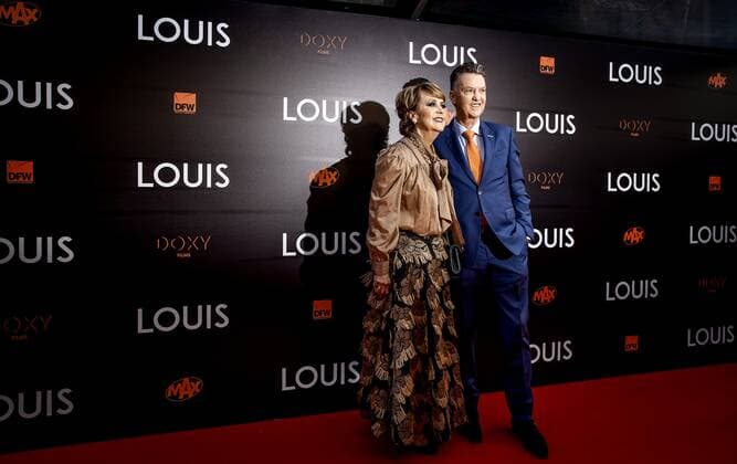 AMSTERDAM Louis van Gaal and his wife Truus van Gaal on the red carpet prior to the premiere of LOUIS The documentary is about the life of national coach Louis van Gaal ANP KIPPA KOEN VAN WEEL xVIxANPxSportx xxANPxIVx 446971453 originalFilename: 446971453.jpg